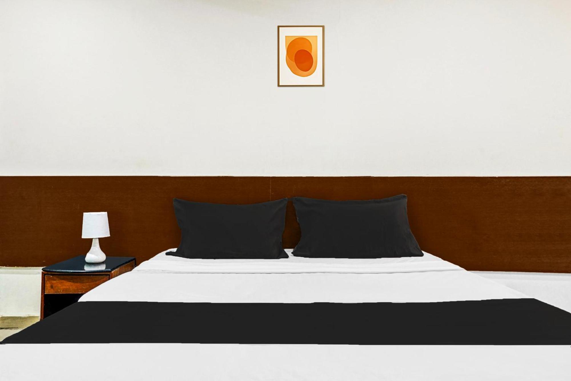 Hotel O Royal Lodge Koregaon Екстериор снимка