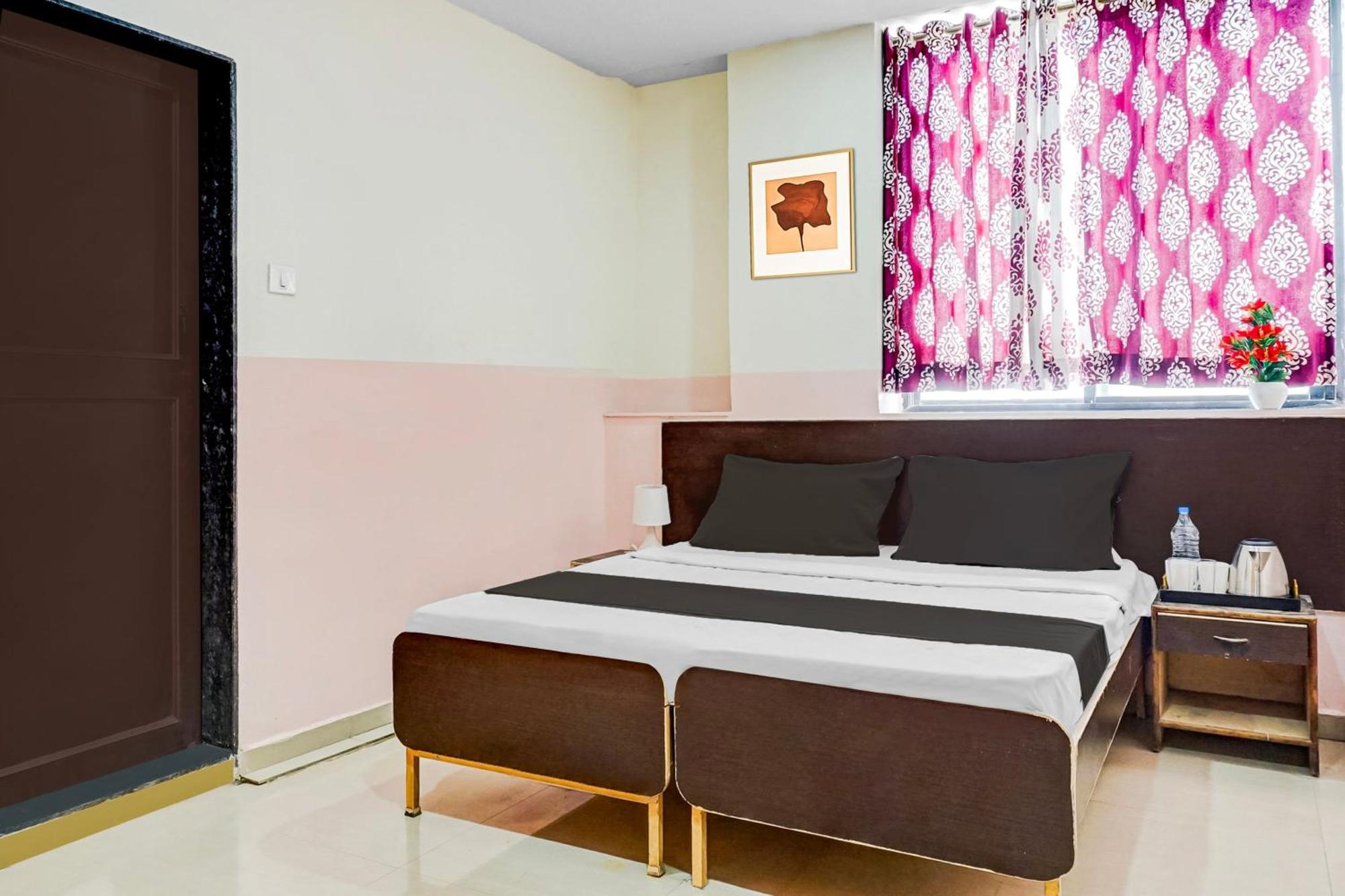 Hotel O Royal Lodge Koregaon Екстериор снимка