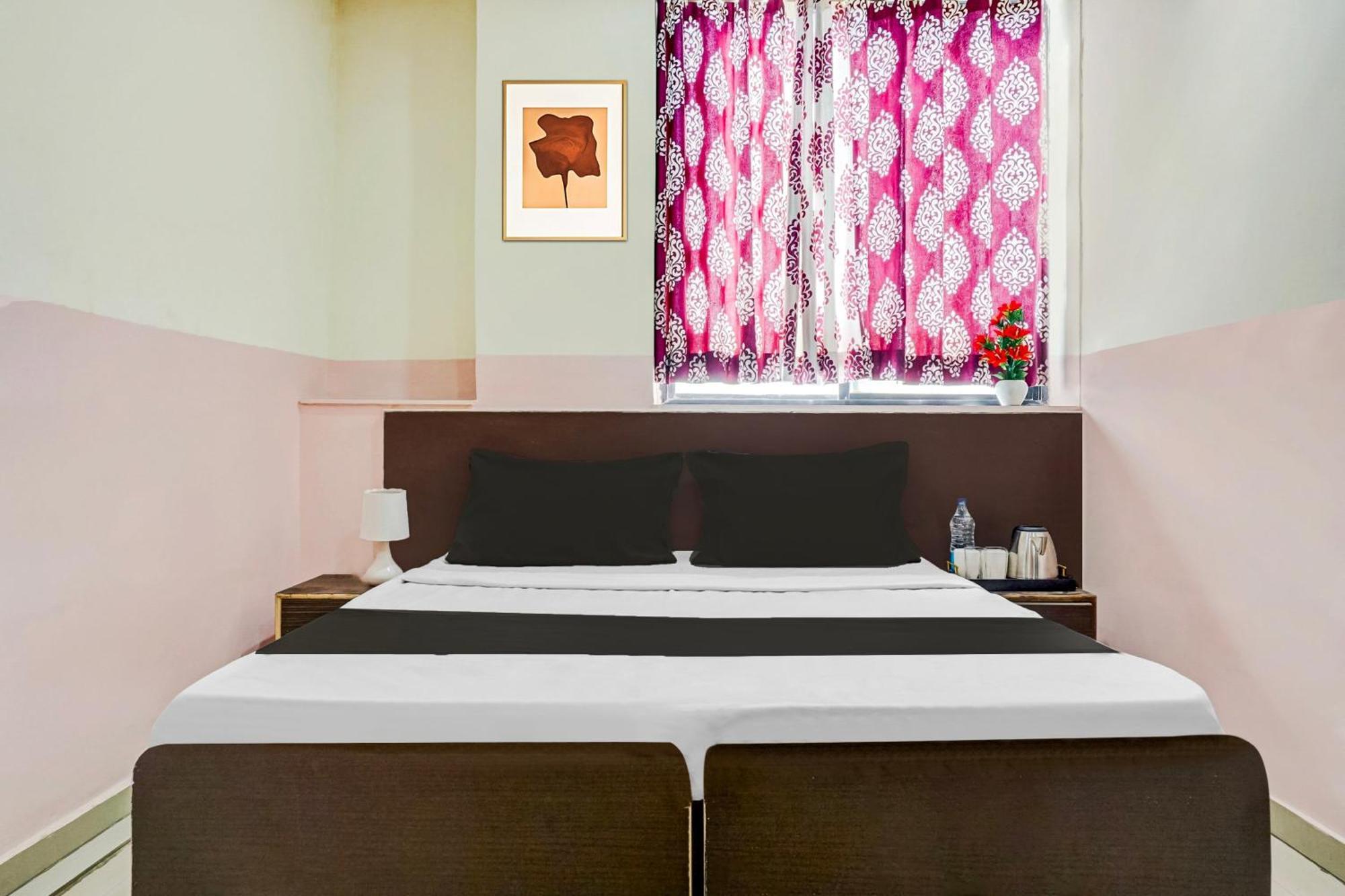 Hotel O Royal Lodge Koregaon Екстериор снимка