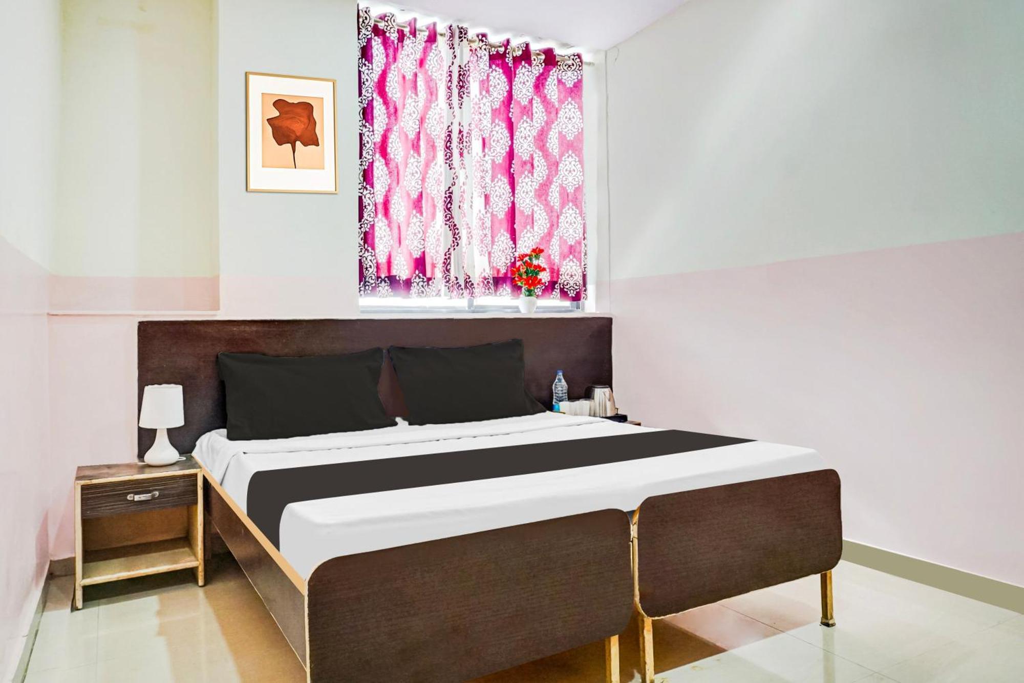 Hotel O Royal Lodge Koregaon Екстериор снимка