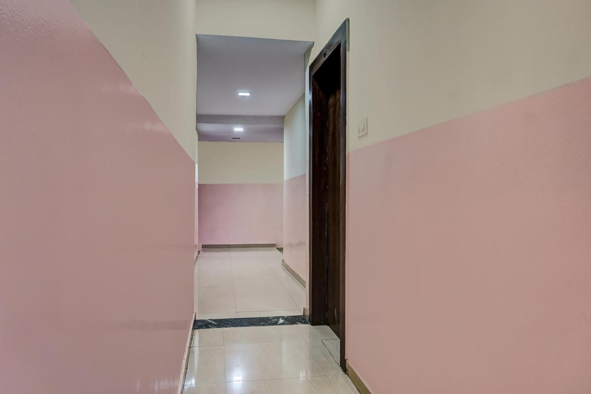 Hotel O Royal Lodge Koregaon Екстериор снимка