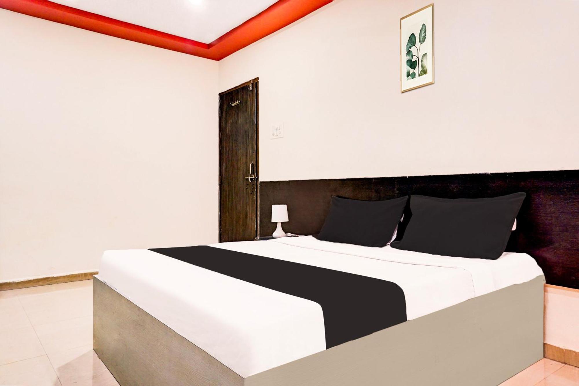 Hotel O Royal Lodge Koregaon Екстериор снимка